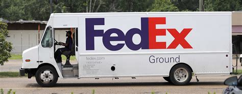 <b>FedEx</b> Express utiliza una red aérea y terrestre global para acelerar la entrega de envíos. . Paqueteria fedex